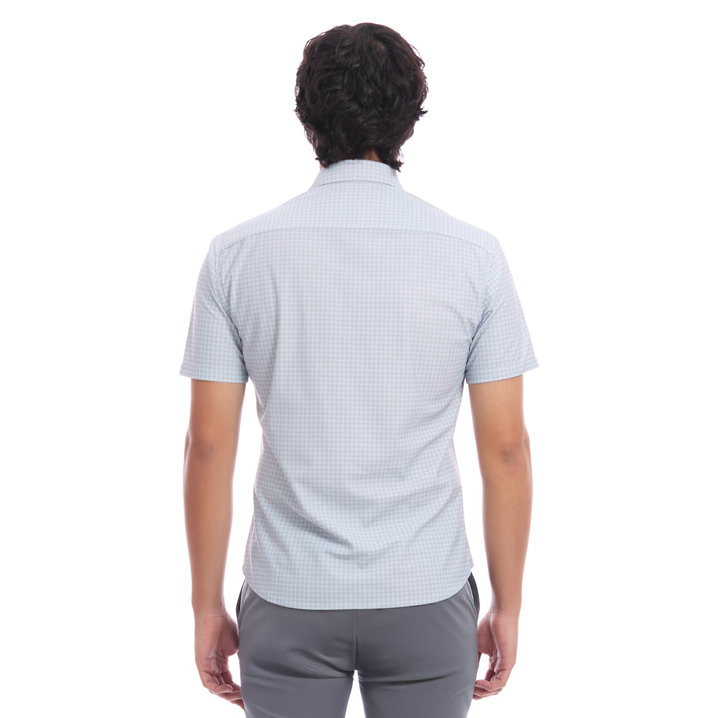 Hombre vistiendo Camisa Manga Corta Diseño A Cuadros Estilo Casual Vista de Posterior