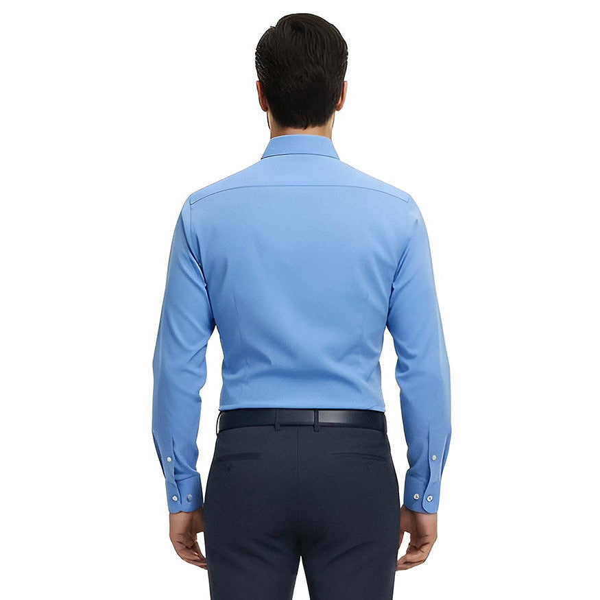 Hombre Mostrando parte posterio de Camisa en Tejido Bi-Stretch en color Azul Vittorio Forti, Corte Extra Slim perfecta para cualquier ocasión