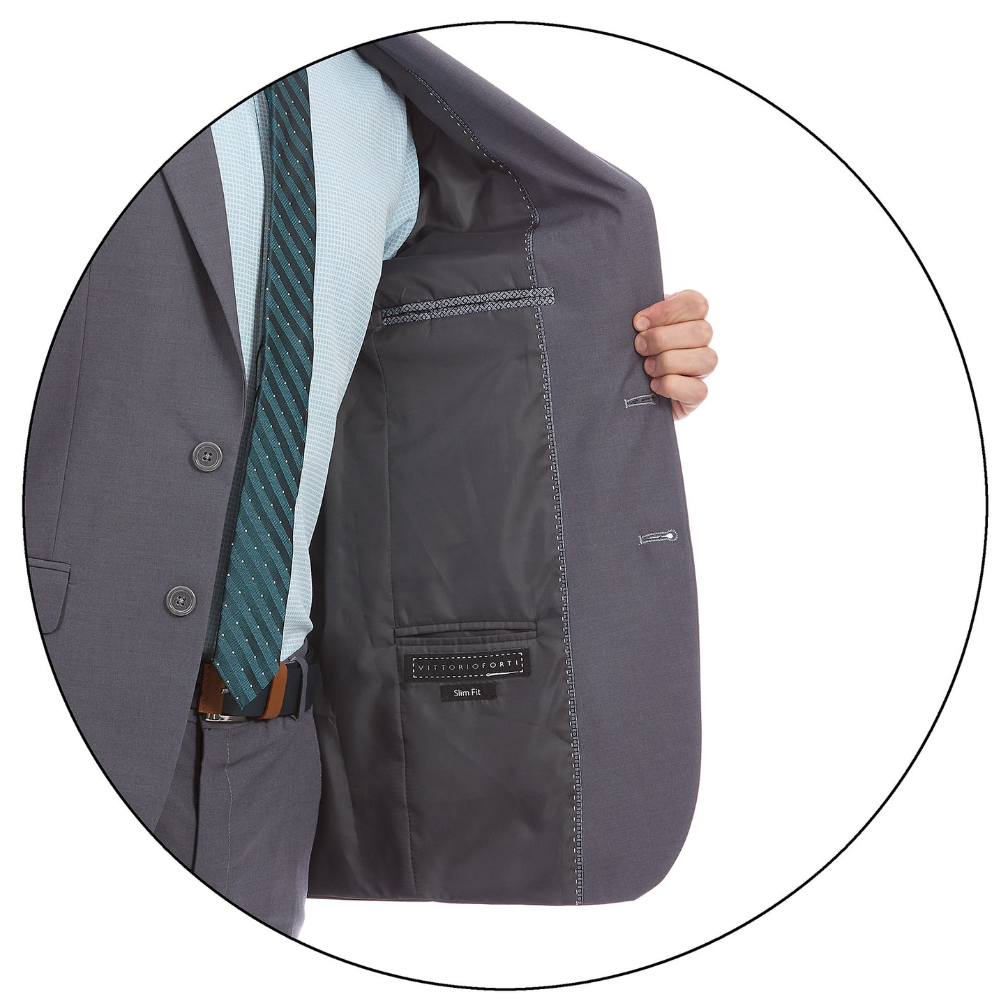 Detalle de mangas del saco de traje gris con forro satinado. Se aprecia su detalle de botones junto con el acabado de costuras de calidad.