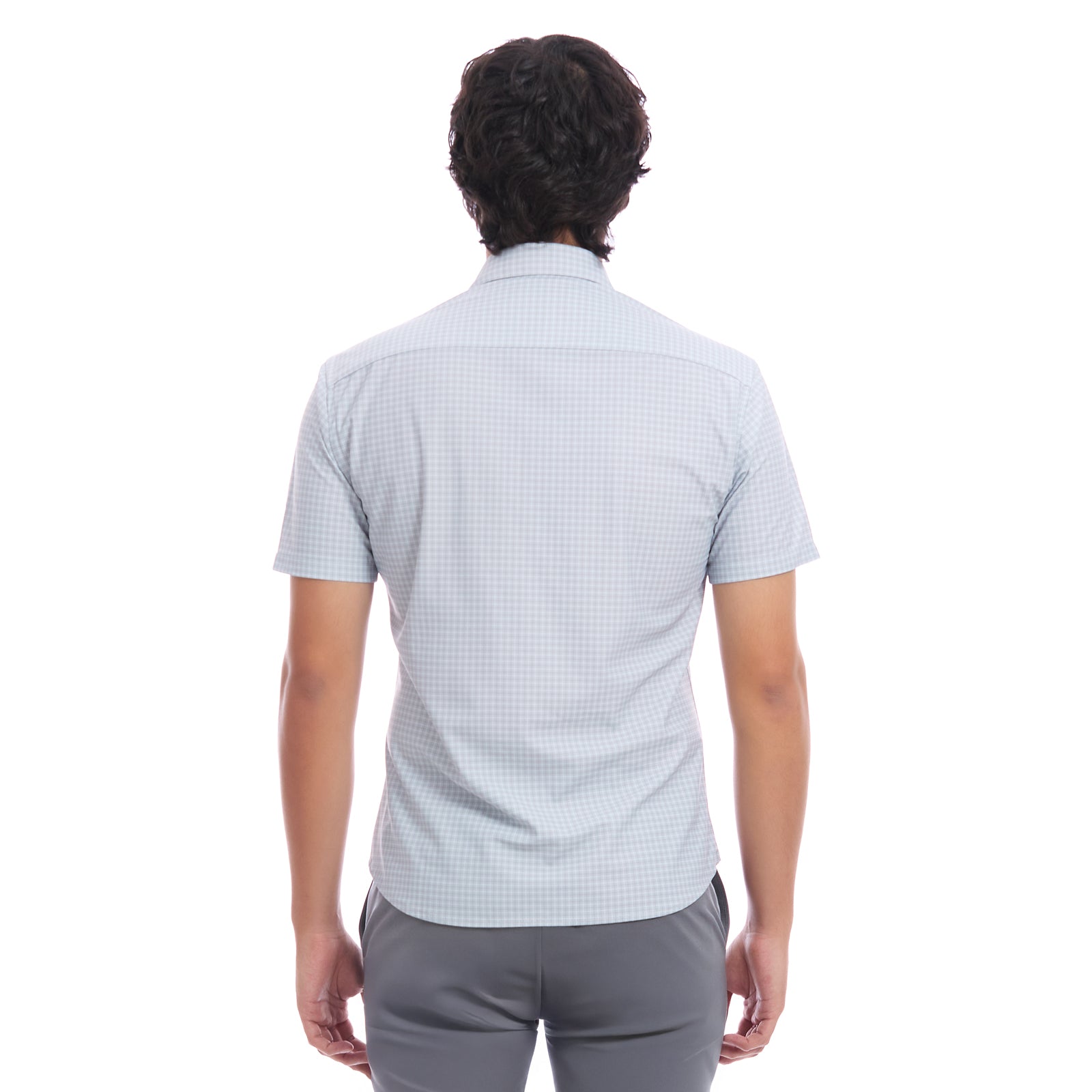 Hombre vistiendo Camisa Manga Corta Diseño A Cuadros Estilo Casual Vista de Posterior