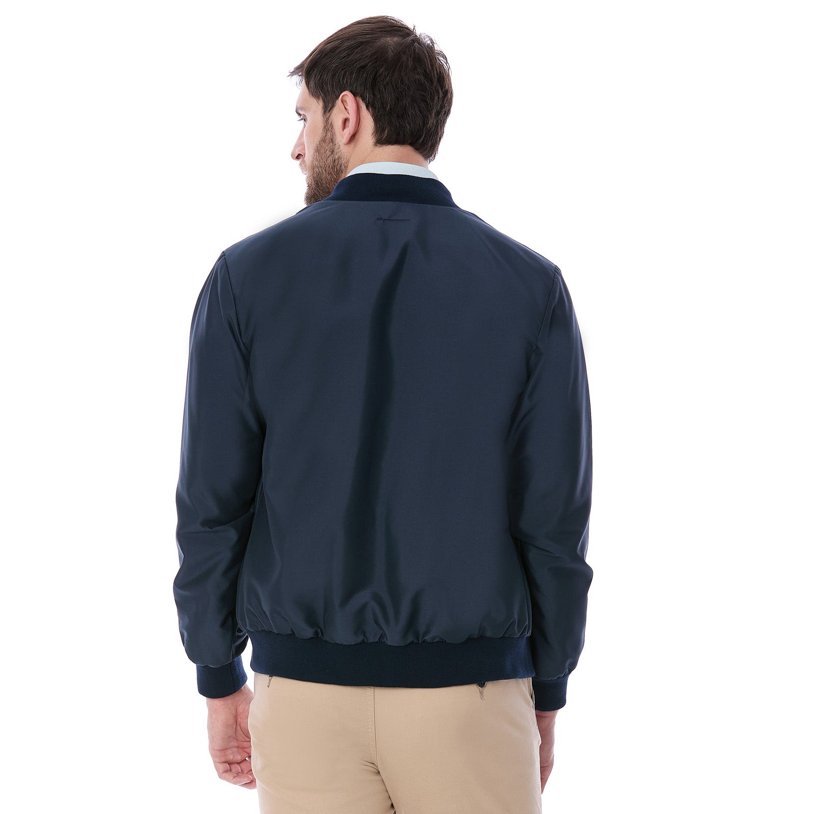 Vista posterior de la chamarra azul marino Vittorio Forti mostrando el diseño liso en la espalda, pretina y puños tejidos que aportan un ajuste moderno y cómodo para el hombre contemporáneo.