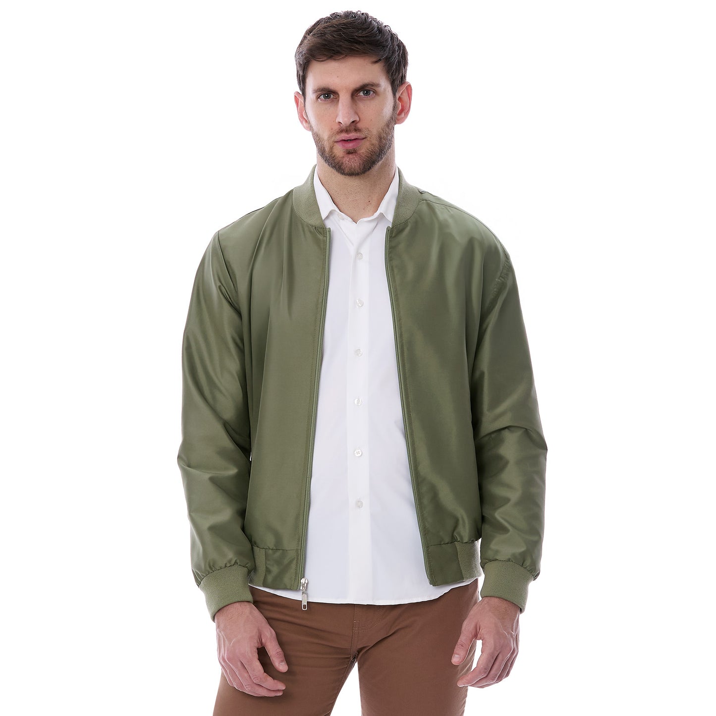 Modelo masculino vistiendo chamarra verde oliva Vittorio Forti vista de frente, confeccionada en tela satinada con cierre metálico y puños elásticos, ideal para un look casual y elegante de caballero.