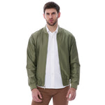 Modelo masculino vistiendo chamarra verde oliva Vittorio Forti vista de frente, confeccionada en tela satinada con cierre metálico y puños elásticos, ideal para un look casual y elegante de caballero.