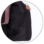 Primer plano de la textura de la tela del traje en color negro,con un ligero patrón de tejido visible (detalle de la tela).