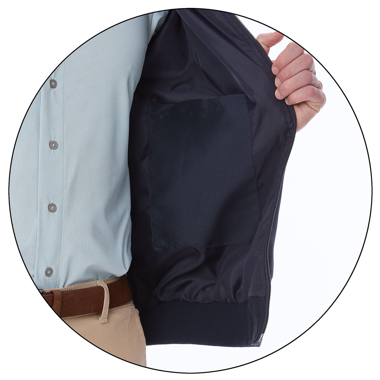 Detalle del interior de la chamarra azul marino Vittorio Forti, con forro en tono oscuro y bolsillo interno práctico, ideal para guardar accesorios personales con elegancia y funcionalidad.