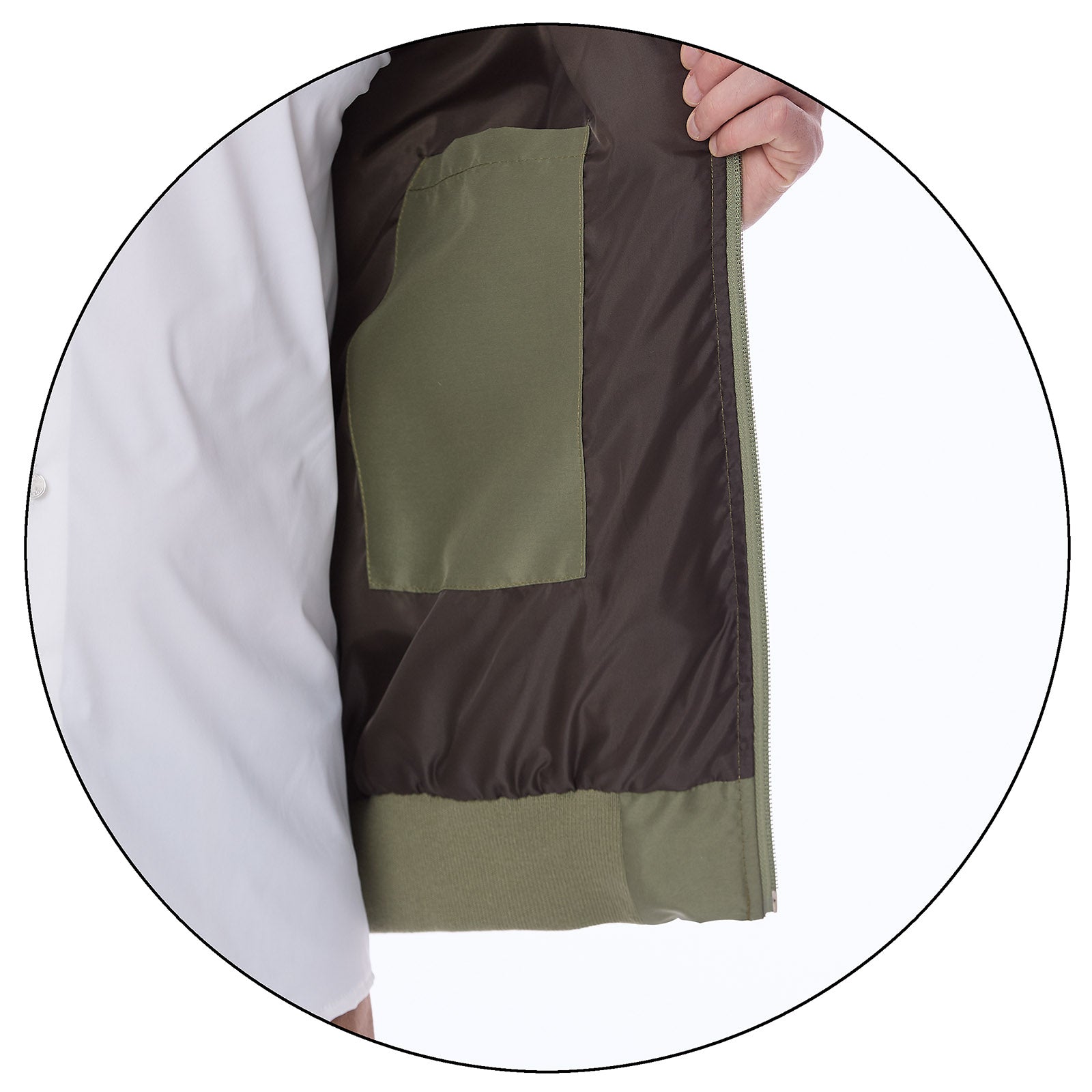 Detalle del interior de la chamarra verde oliva Vittorio Forti, con forro en tono oscuro y bolsillo interno práctico, ideal para guardar accesorios personales con elegancia y funcionalidad.