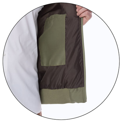 Detalle del interior de la chamarra verde oliva Vittorio Forti, con forro en tono oscuro y bolsillo interno práctico, ideal para guardar accesorios personales con elegancia y funcionalidad.