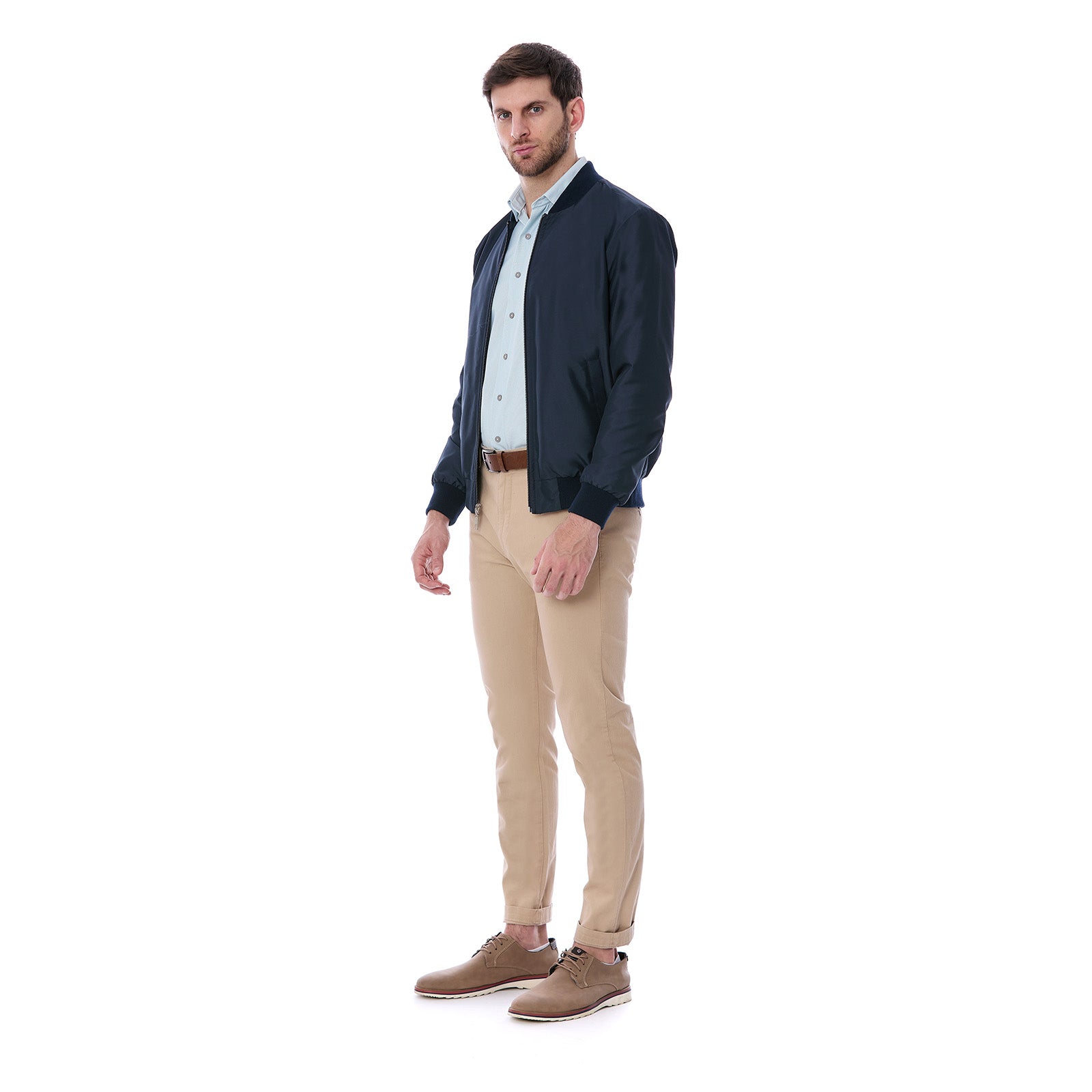 Modelo de cuerpo completo luciendo chamarra azul marino Vittorio Forti combinada con pantalón color camel, camisa blanca y tenis cafés, reflejando un estilo casual refinado para caballero moderno.
