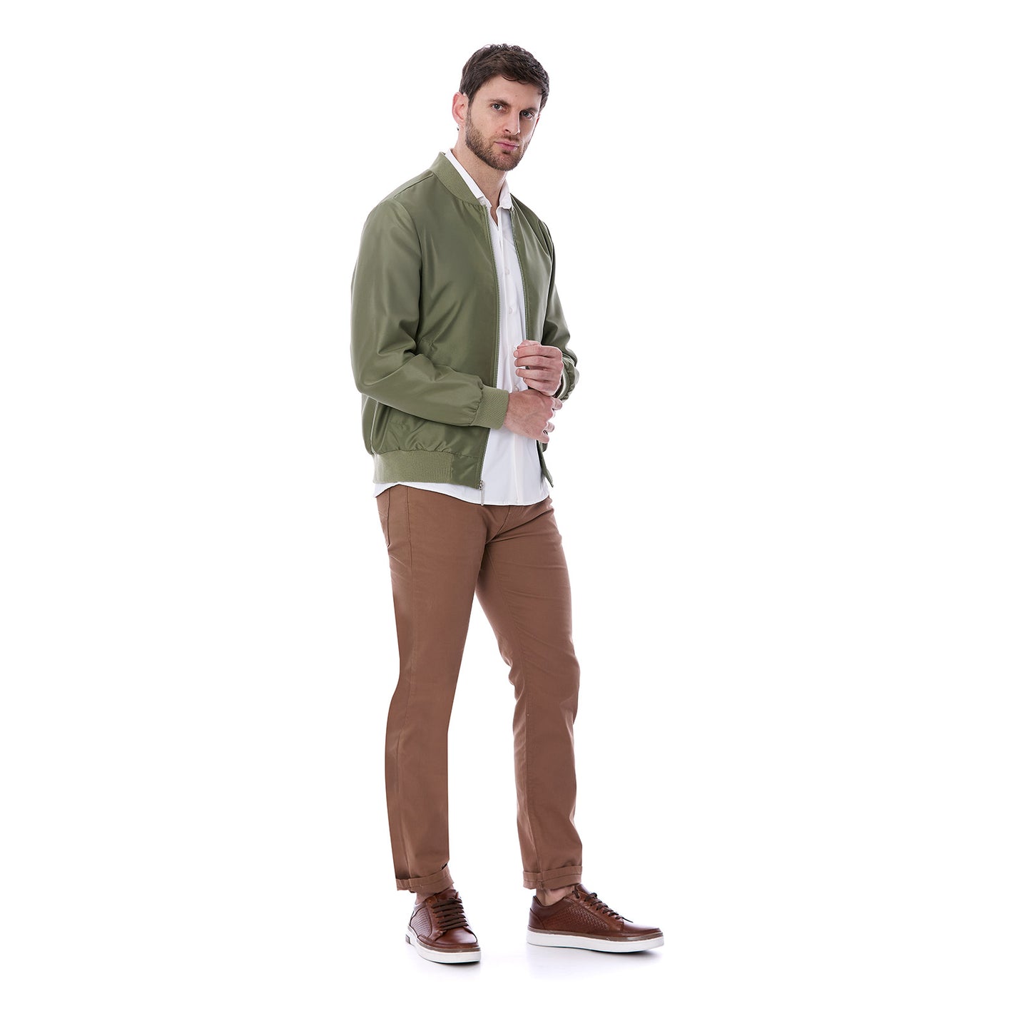 Modelo de cuerpo completo luciendo chamarra verde oliva Vittorio Forti combinada con pantalón color camel, camisa blanca y tenis cafés, reflejando un estilo casual refinado para caballero moderno.