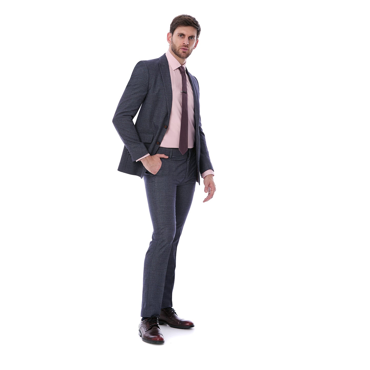 Hombre Portando Traje formal de dos piezas corte slim fit Vittorio Forti modelo de dos piezas, ideal para oficina y eventos formales.
