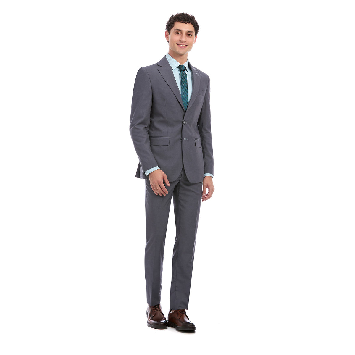 Hombre vistiendo traje formal color gris con diseño liso, corte slim fit. El conjunto incluye saco de dos botones con solapa clásica y pantalón recto a juego.Outfit elegante ideal para oficina o eventos formales