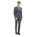 Hombre vistiendo traje formal color gris con diseño liso, corte slim fit. El conjunto incluye saco de dos botones con solapa clásica y pantalón recto a juego.Outfit elegante ideal para oficina o eventos formales