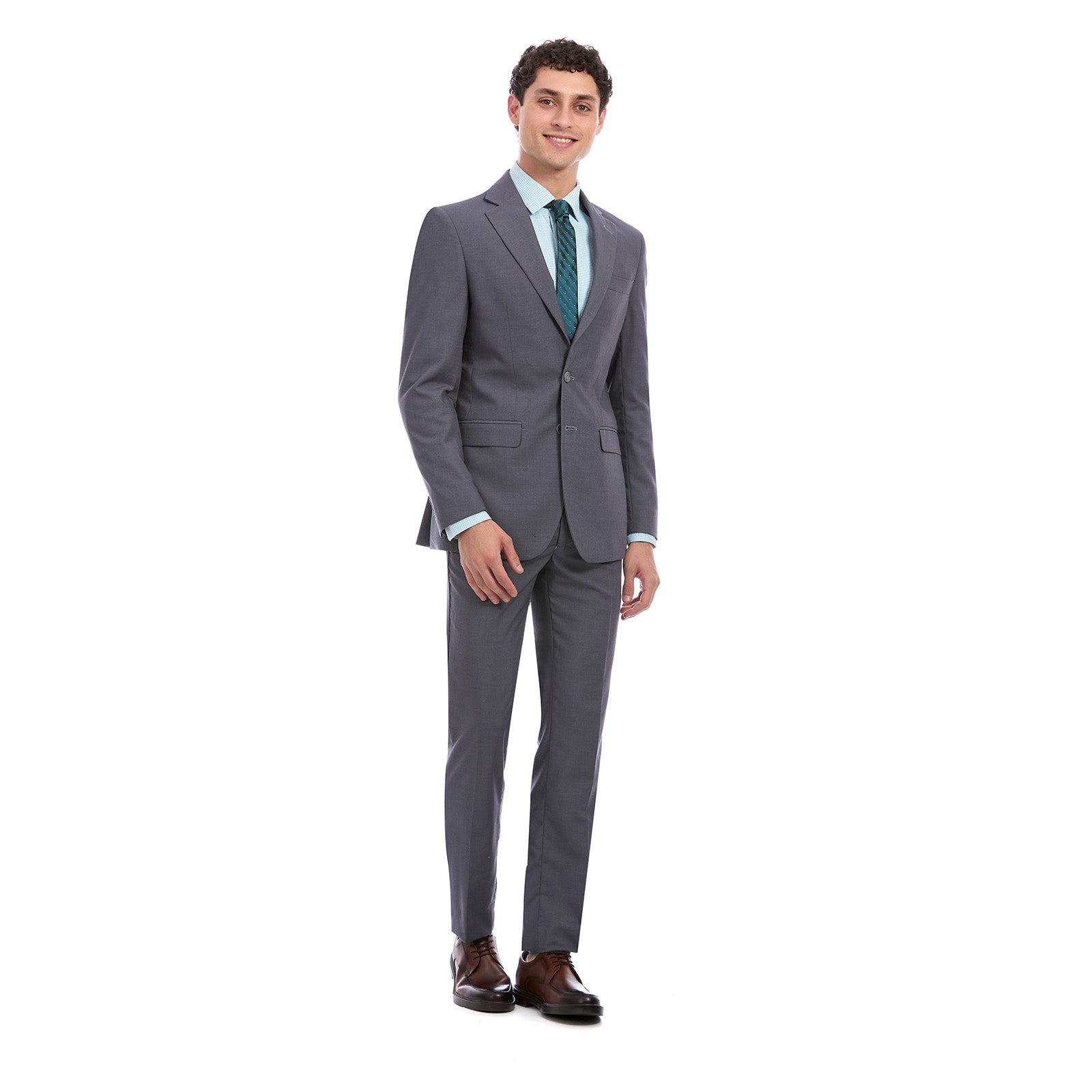 Hombre vistiendo traje formal color gris con diseño liso, corte slim fit. El conjunto incluye saco de dos botones con solapa clásica y pantalón recto a juego.Outfit elegante ideal para oficina o eventos formales