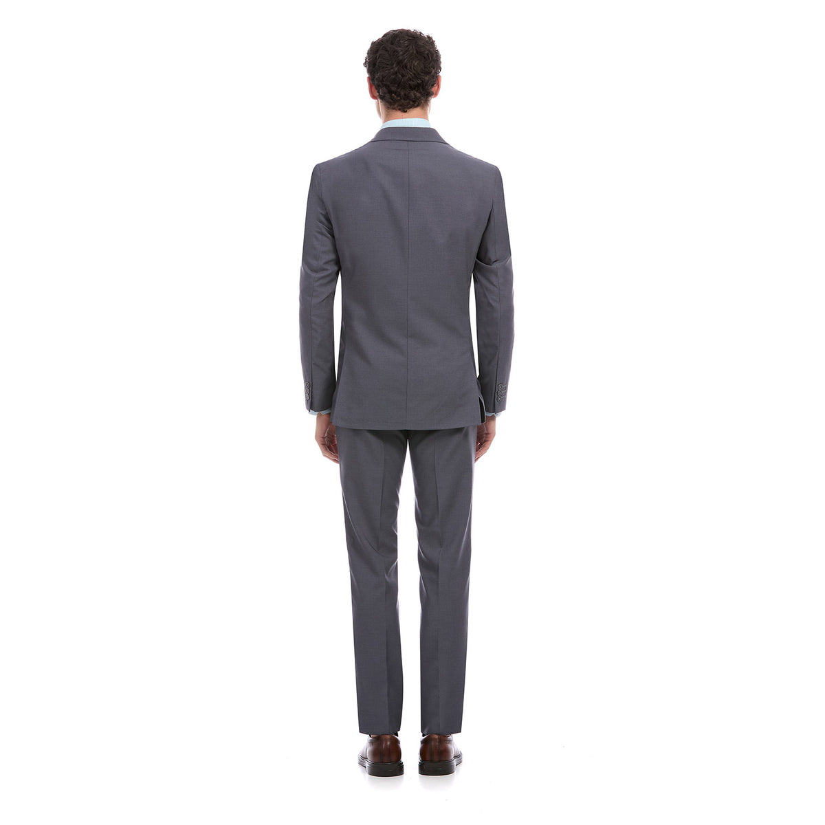 Vista trasera de un traje formal para hombre en tono gris con patrón liso. El saco muestra un corte slim fit con costuras limpias y caída ajustada, acompañado de pantalón de pinzas sin pliegues. Look moderno y sofisticado de la marca Vittorio Forti