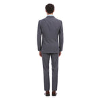 Vista trasera de un traje formal para hombre en tono gris con patrón liso. El saco muestra un corte slim fit con costuras limpias y caída ajustada, acompañado de pantalón de pinzas sin pliegues. Look moderno y sofisticado de la marca Vittorio Forti