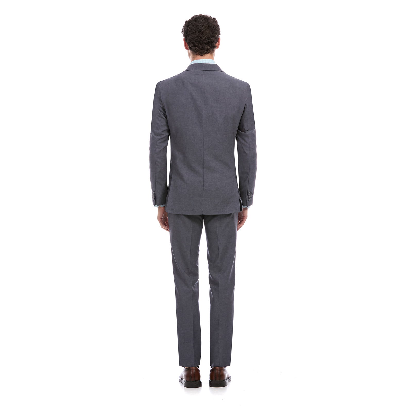 Vista trasera de un traje formal para hombre en tono gris con patrón liso. El saco muestra un corte slim fit con costuras limpias y caída ajustada, acompañado de pantalón de pinzas sin pliegues. Look moderno y sofisticado de la marca Vittorio Forti