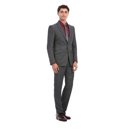 Vista cuerpo completo de un traje formal para hombre en tono gris con patrón a rayas delgadas. El saco muestra un corte slim fit con costuras limpias y caída ajustada, acompañado de pantalón de pinzas sin pliegues.