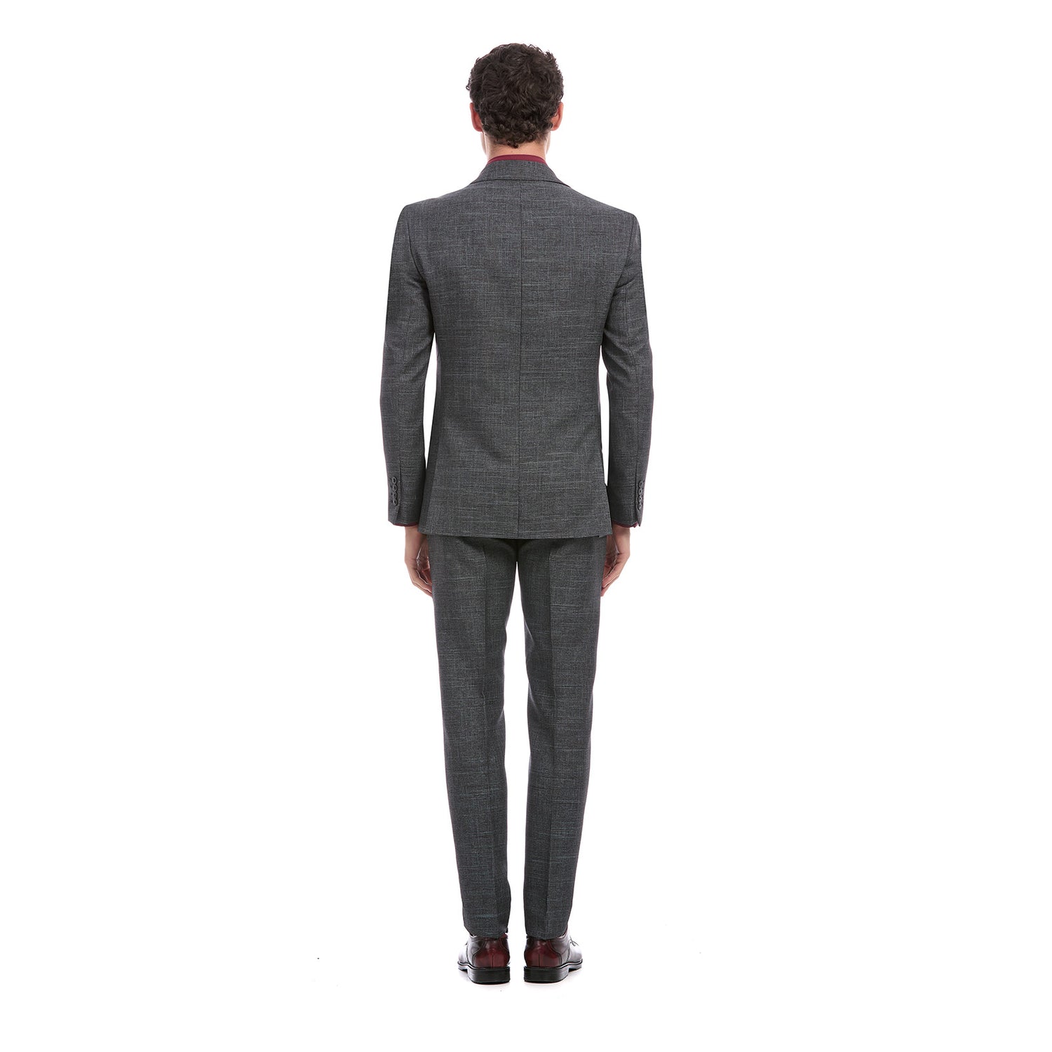 Vista trasera de un traje formal para hombre en tono gris con patrón a rayas delgadas. El saco muestra un corte slim fit con costuras limpias y caída ajustada, acompañado de pantalón de pinzas sin pliegues. Look moderno y sofisticado de la marca Vittorio Forti