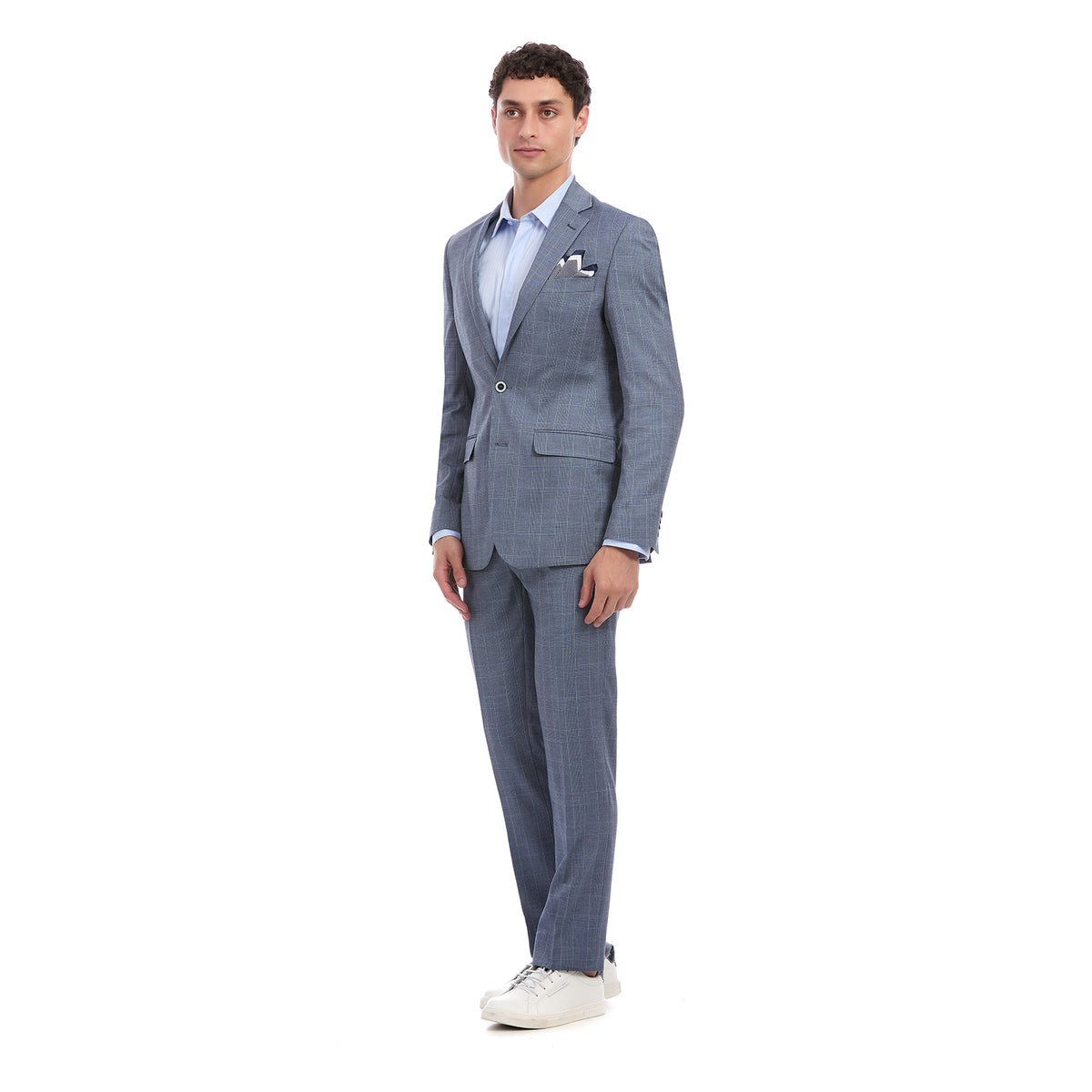 Traje formal completo para hombre color azul marino, modelo slim fit de Vittorio Forti. Incluye saco con solapa clásica, pantalón de vestir ajustado, camisa blanca y corbata azul. Estilo elegante y profesional.