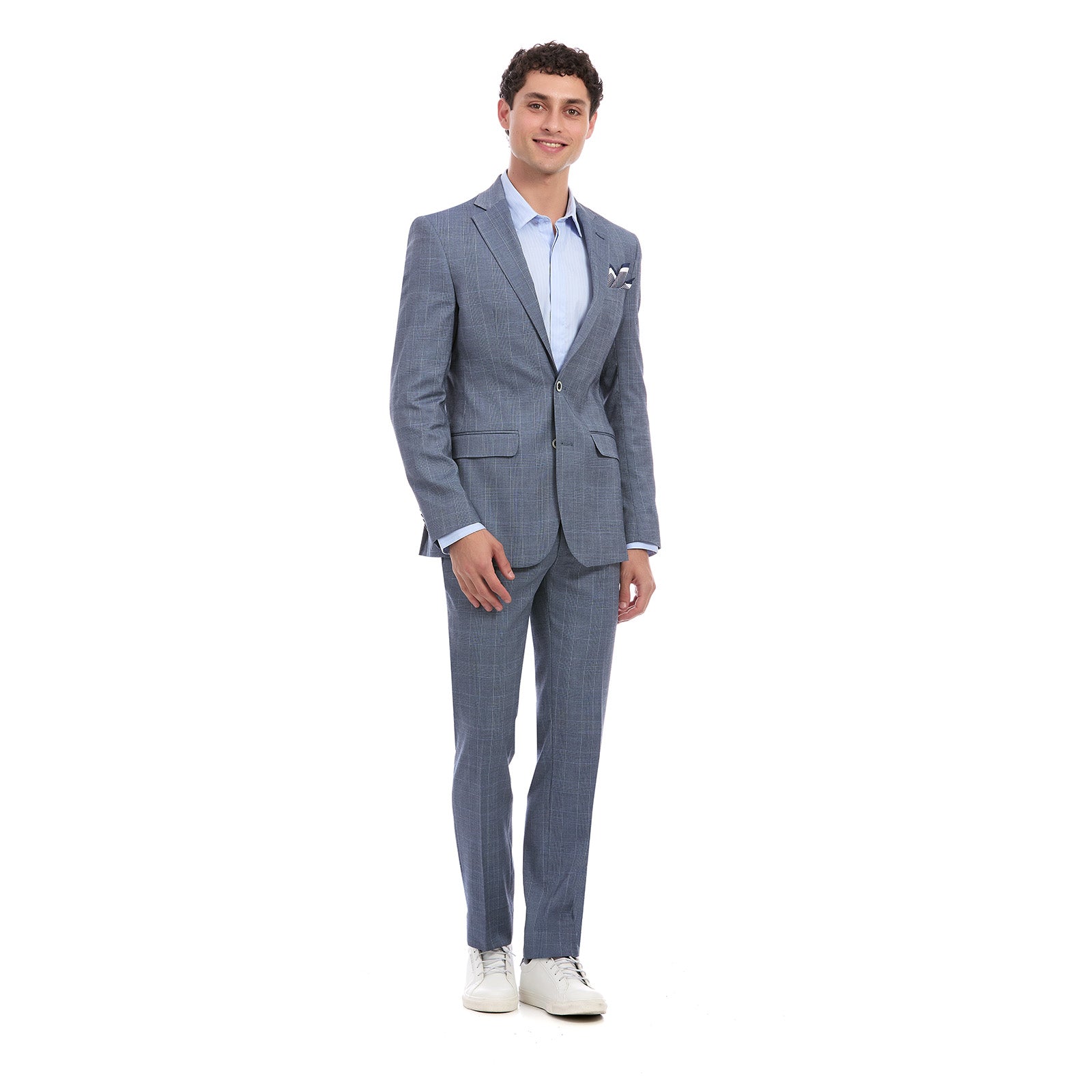 Hombre vistiendo traje formal azul marino corte slim fit. El conjunto incluye saco de dos botones con solapa de muesca, pantalón recto a juego