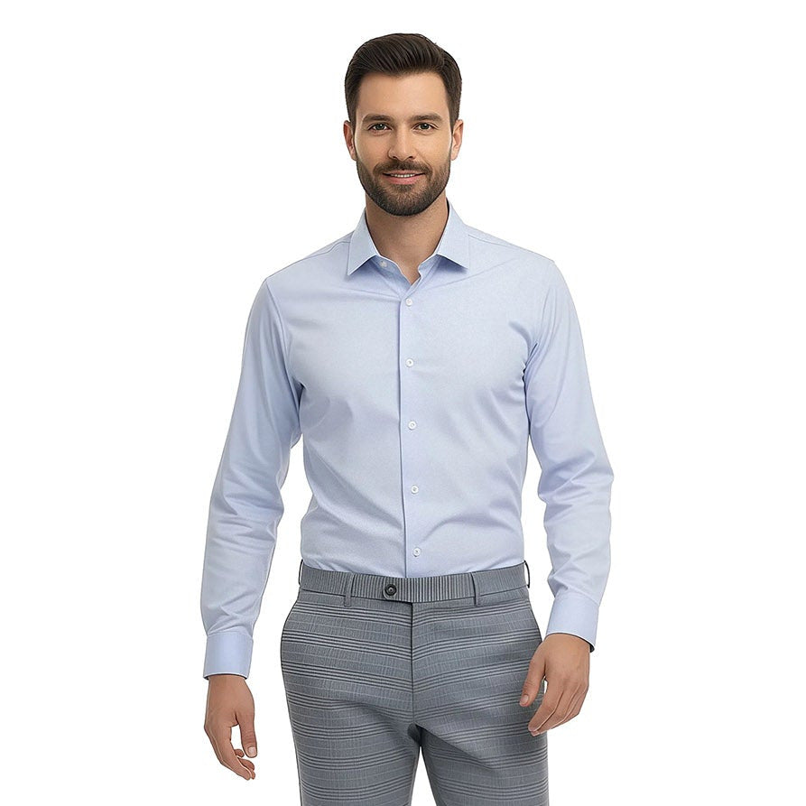 Hombre portando camisa formal color azul corte Extra Slim de la marca Vittorio Forti
