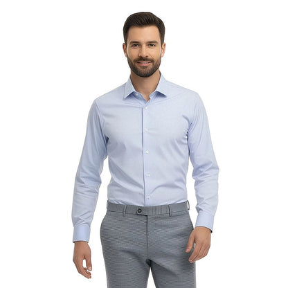 Hombre portando camisa formal color azul corte Extra Slim de la marca Vittorio Forti