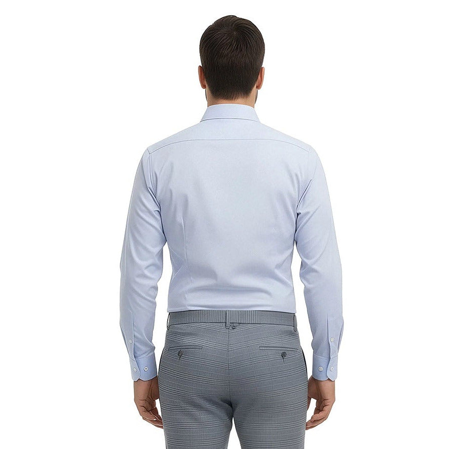 Hombre portando camisa formal color azul corte Extra Slim de la marca Vittorio Forti, mostrando la parte posterior de la prenda