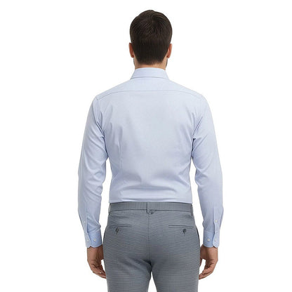 Hombre portando camisa formal color azul corte Extra Slim de la marca Vittorio Forti, mostrando la parte posterior de la prenda