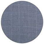 Detalle cercano del tejido del traje azul marino slim fit para hombre. Se distingue la textura del material, las costuras precisas y el acabado elegante del modelo Vittorio Forti.