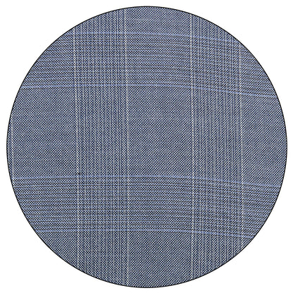 Detalle cercano del tejido del traje azul marino slim fit para hombre. Se distingue la textura del material, las costuras precisas y el acabado elegante del modelo Vittorio Forti.
