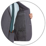 Detalle de mangas del saco de traje gris con forro satinado. Se aprecia su detalle de botones junto con el acabado de costuras de calidad. 