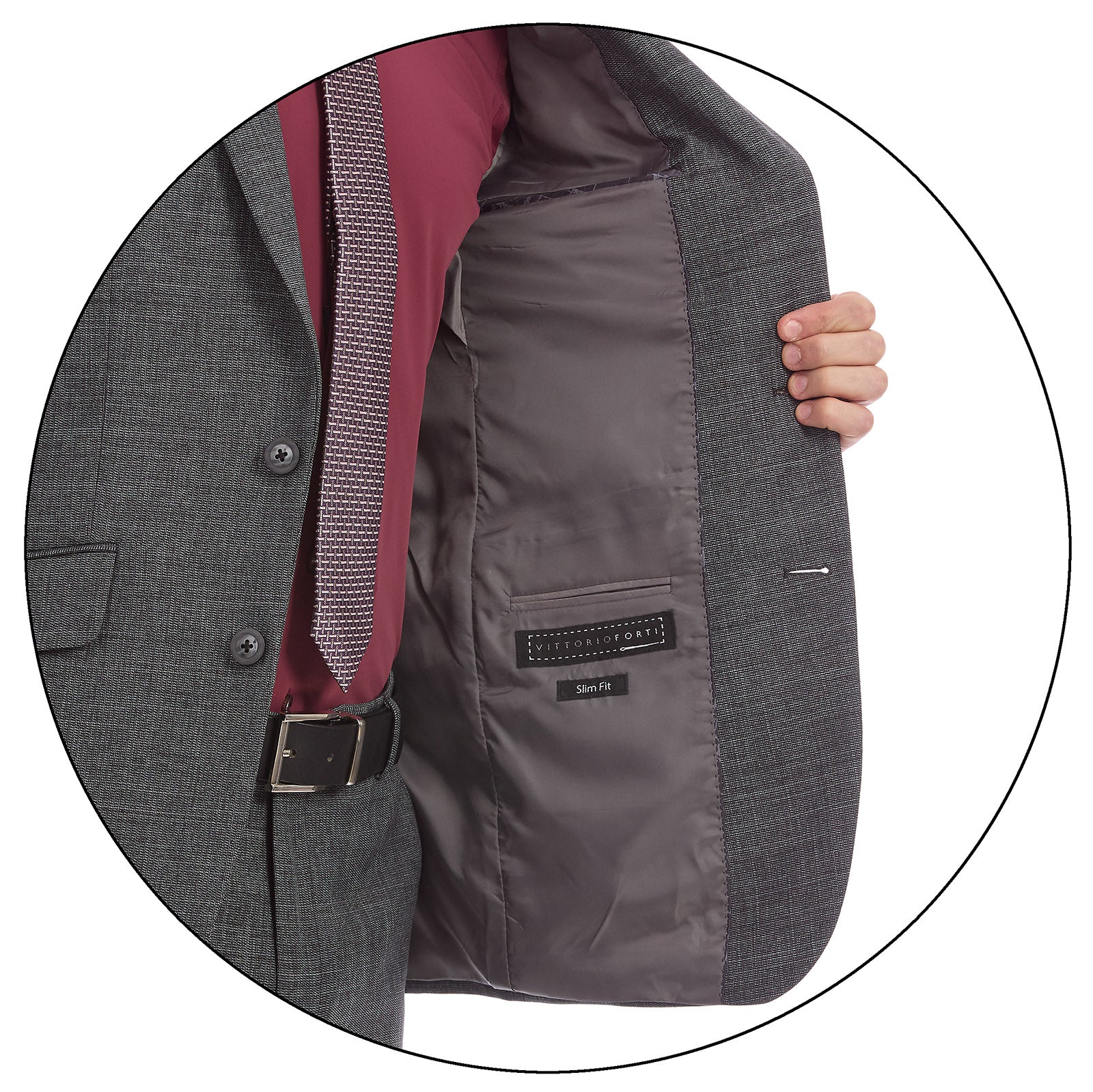 Detalle del interior del saco de traje gris con forro satinado color gris oscuro. Se aprecia la etiqueta Vittorio Forti y el corte slim fit, junto con el acabado fino de los bolsillos internos y costuras de calidad. 