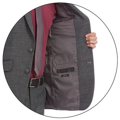 Detalle del interior del saco de traje gris con forro satinado color gris oscuro. Se aprecia la etiqueta Vittorio Forti y el corte slim fit, junto con el acabado fino de los bolsillos internos y costuras de calidad. 