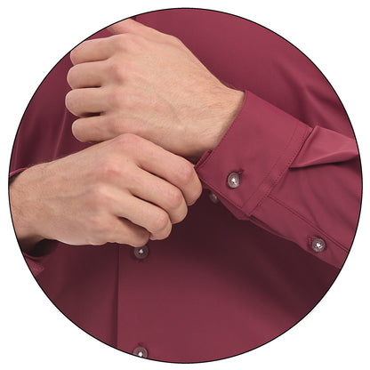 Hombre portando camisa formal color vino corte Extra Slim de la marca Vittorio Forti, muestra de detalle de la manga.