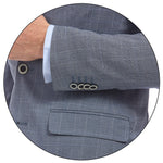 Detalle de la manga del saco azul marino para hombre con botones decorativos en el puño. Corte slim fit con confección cuidada y terminaciones de alta calidad