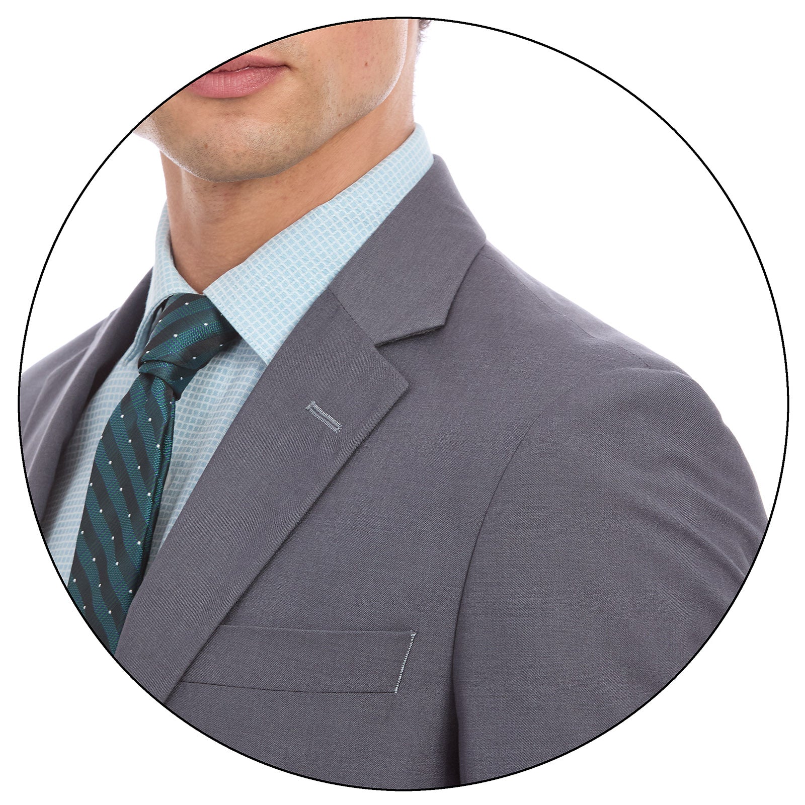 Vista cuerpo completo de un traje formal para hombre en tono gris con patrón liso. El saco muestra un corte slim fit con costuras limpias y caída ajustada, acompañado de pantalón de pinzas sin pliegues.
