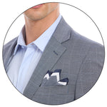 Detalle de la solapa del saco de traje azul marino slim fit para hombre. Se aprecian las costuras finas, textura del tejido y acabado preciso característico de Vittorio Forti.