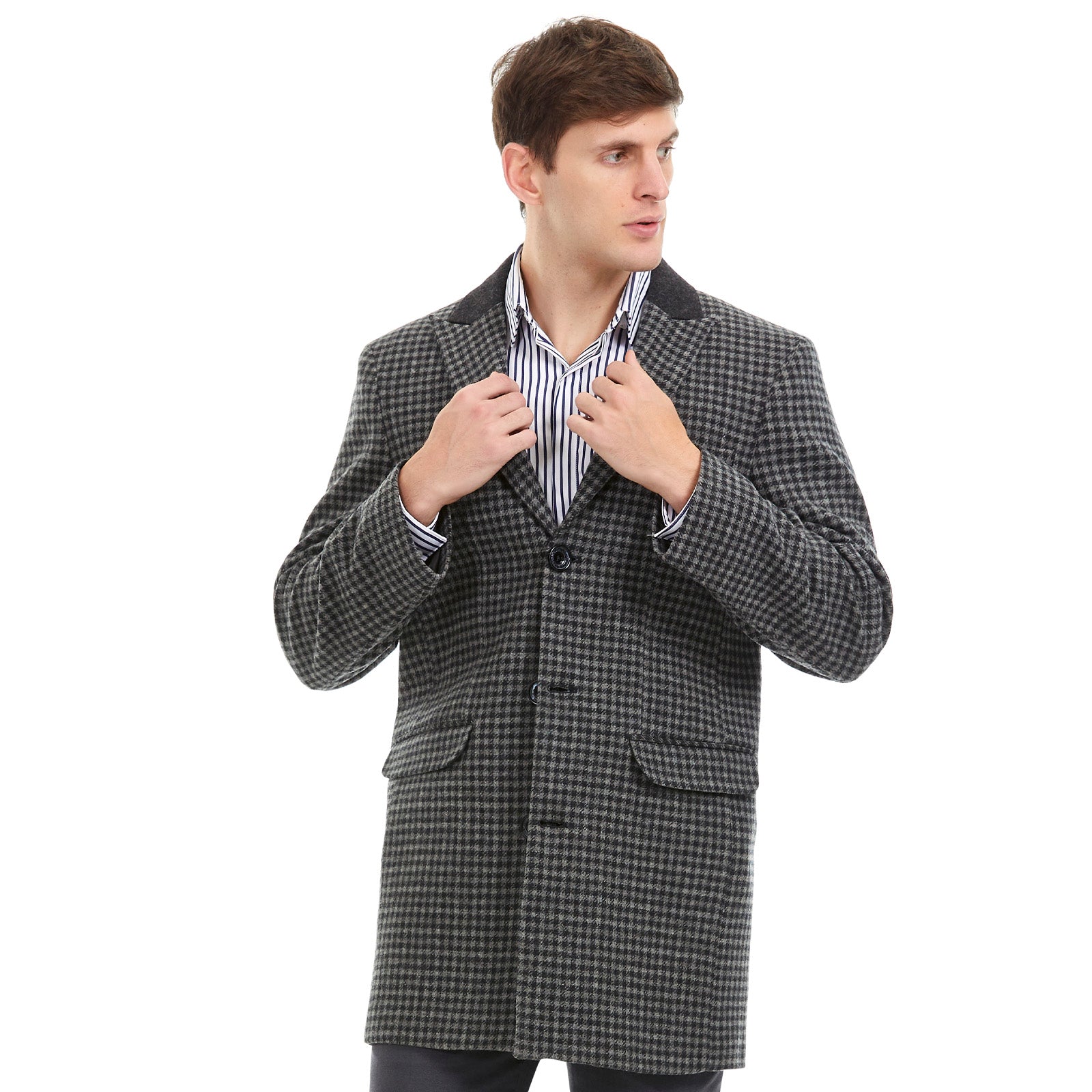 Caballero vistiendo abrigo formal color gris con patrón clásico y camisa a rayas, ideal para invierno o eventos ejecutivos.