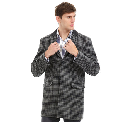 Caballero vistiendo abrigo formal color gris con patrón clásico y camisa a rayas, ideal para invierno o eventos ejecutivos.