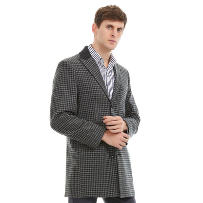 Caballero vistiendo abrigo formal detalle color gris con patrón clásico y camisa a rayas, ideal para invierno o eventos ejecutivos.