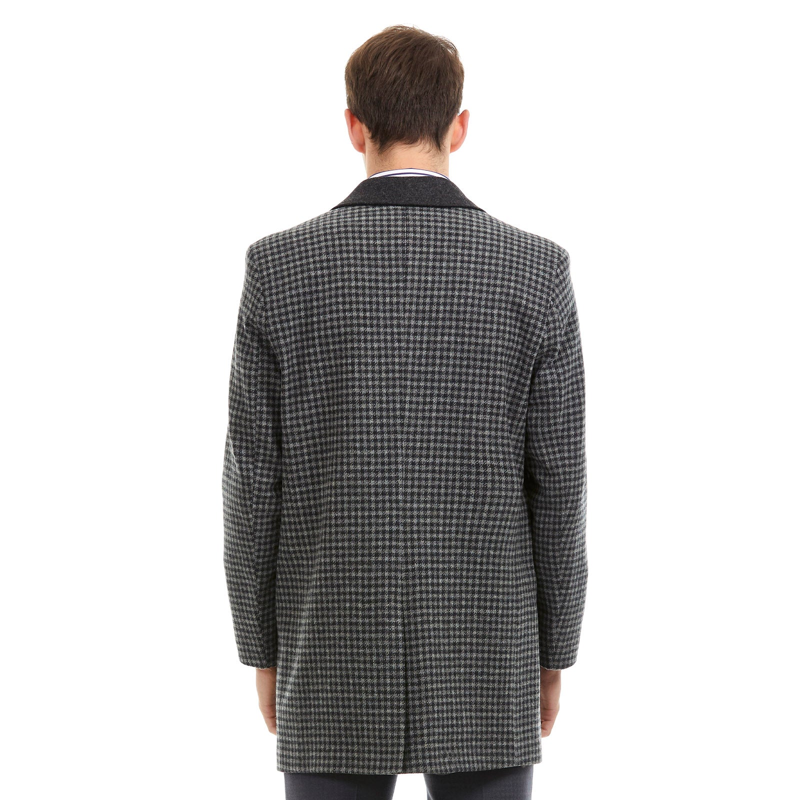 Parte posterior de Caballero vistiendo abrigo formal color gris con patrón clásico, ideal para invierno o eventos ejecutivos.