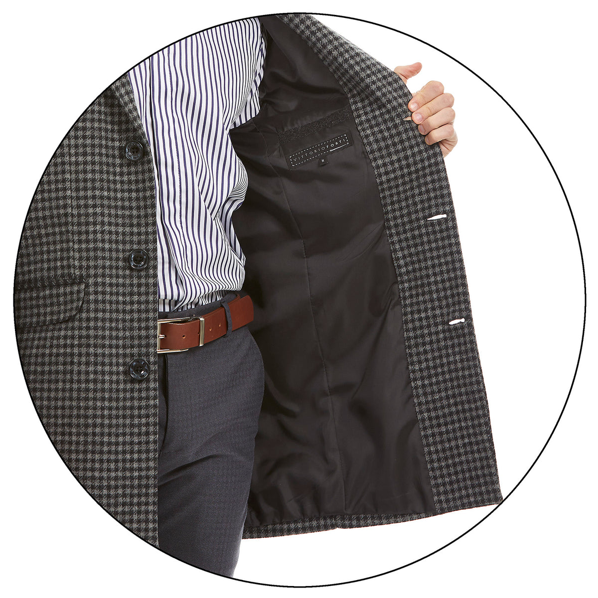Detalle forro interior abrigo formal color gris con patrón clásico y camisa a rayas, ideal para invierno o eventos ejecutivos.