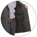 Detalle forro interior abrigo formal color gris con patrón clásico y camisa a rayas, ideal para invierno o eventos ejecutivos.