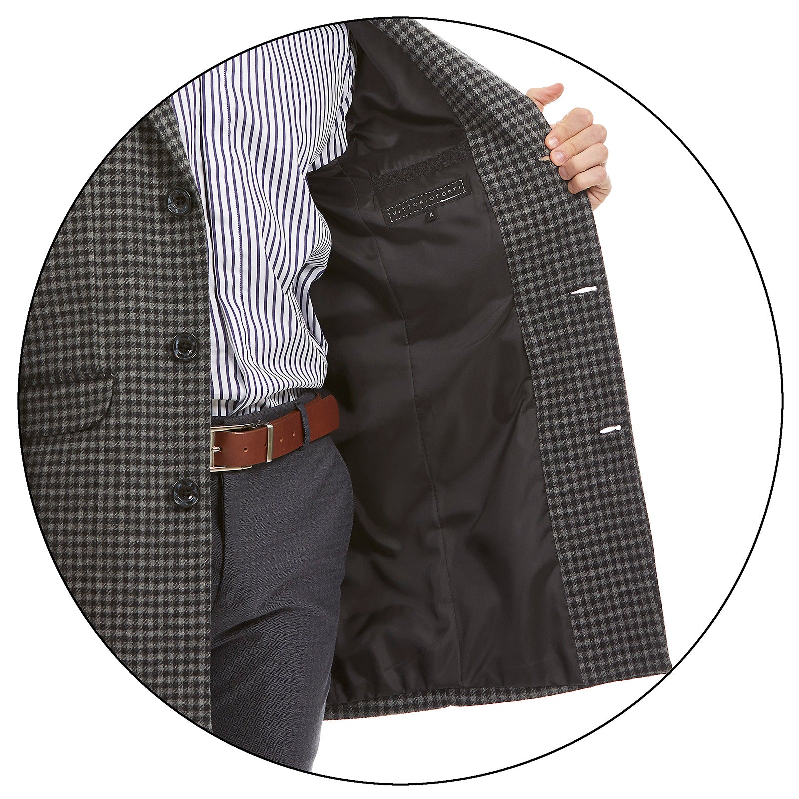 Detalle forro interior abrigo formal color gris con patrón clásico y camisa a rayas, ideal para invierno o eventos ejecutivos.