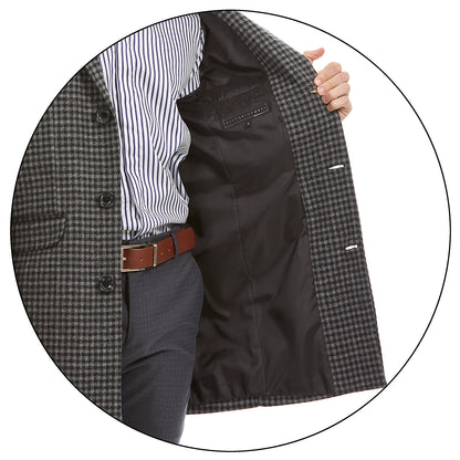 Detalle forro interior abrigo formal color gris con patrón clásico y camisa a rayas, ideal para invierno o eventos ejecutivos.