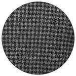 Detalle tejido  abrigo formal color gris con patrón clásico y camisa a rayas, ideal para invierno o eventos ejecutivos.