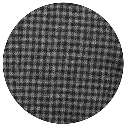 Detalle tejido  abrigo formal color gris con patrón clásico y camisa a rayas, ideal para invierno o eventos ejecutivos.