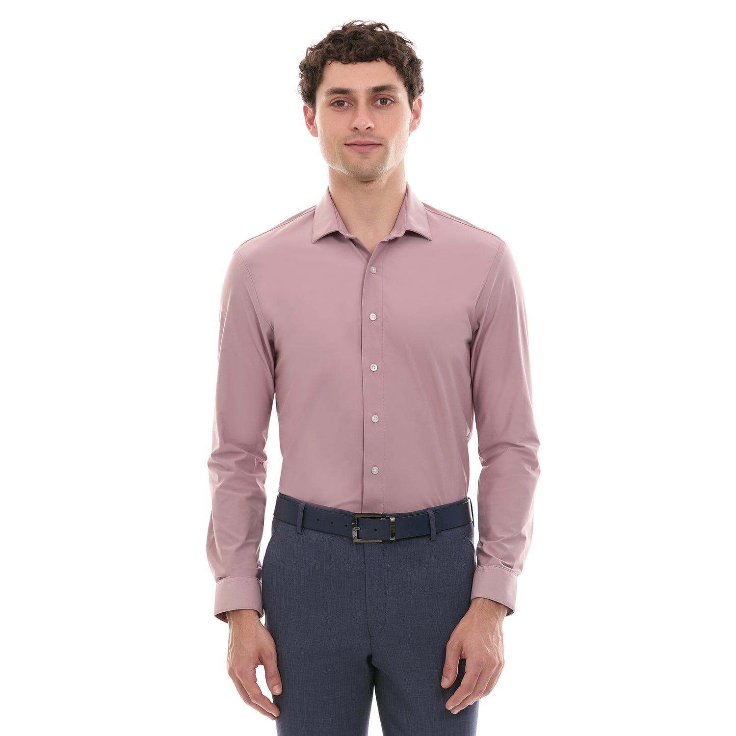 Hombre vistiendo camisa de vestir rosa manga larga, vista de frente