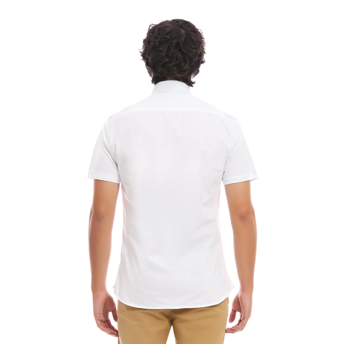 Vista posterior de Hombre vistiendo Camisa Blanca Manga Corta Estilo Business Casual