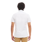 Vista posterior de Hombre vistiendo Camisa Blanca Manga Corta Estilo Business Casual